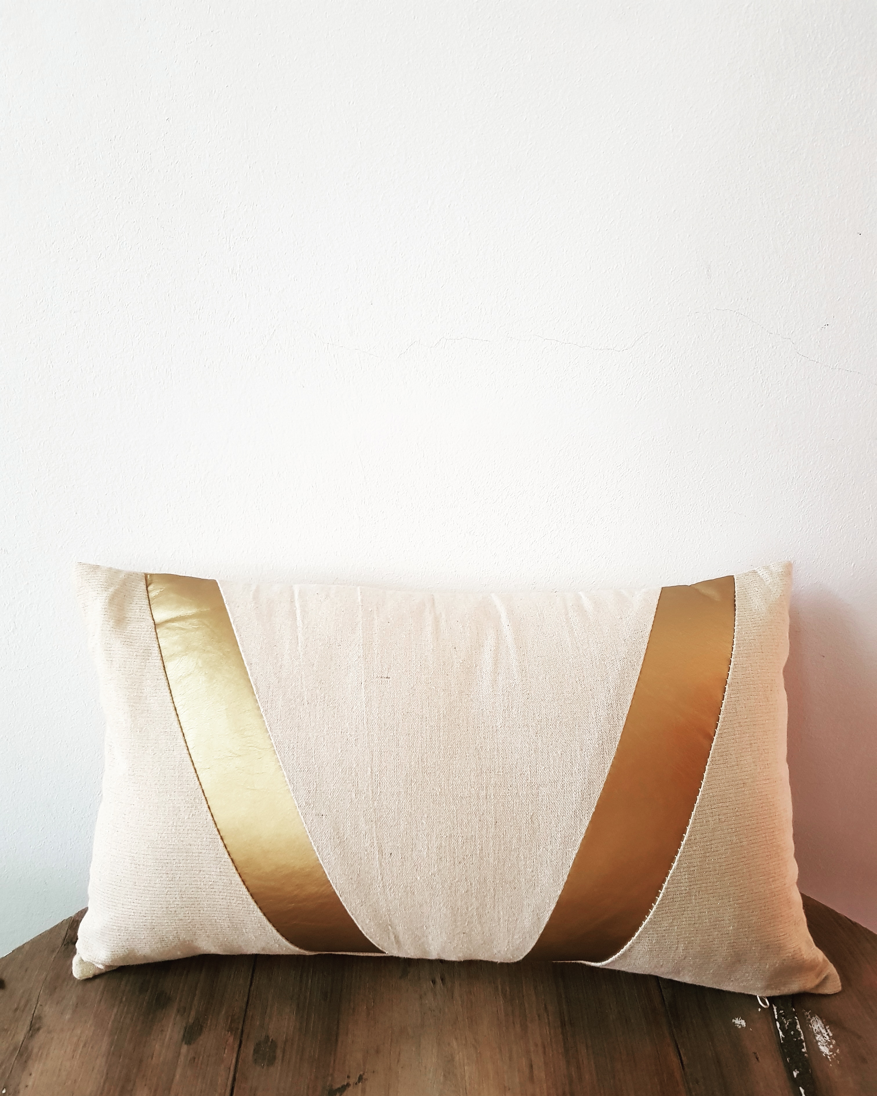 V strype - Gold scatter pillow